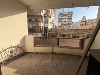 شقه للبيع في جليم تري البحر