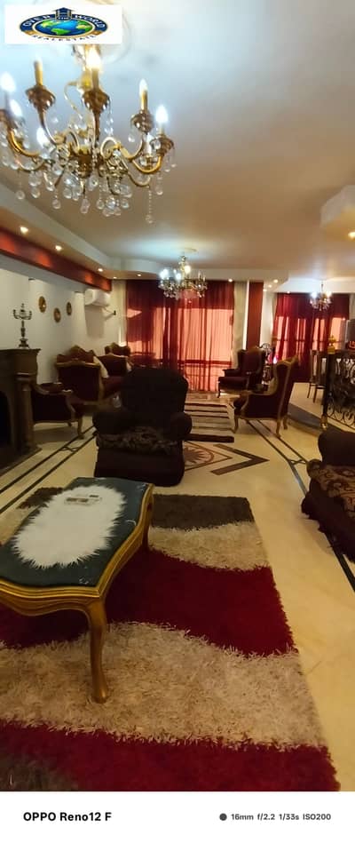 For daily rent on the Nile, a furnished apartment consisting of three bedrooms and a reception, 2 bathrooms, and a fully air-conditioned kitchen with natural gas. Eighth floor, elevator, distinguished location, and close to downtown. Only for families and committed young people.