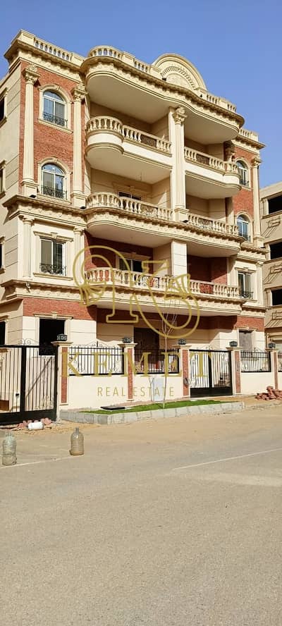 200sqm Al-Nargis Apt, Ultra Lux, never lived in! 3 beds, reception, living, big kitchen, 2 baths. Private entrance, front/back garden, garage.