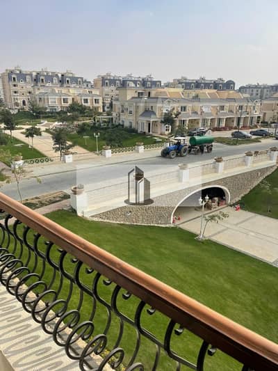 شقة لقطة للبيع متشطبة الترا سوبر لوكس الاستلام بالمطبخ و ACs فيو لاند سكيب مفتوح فى ماونتن فيو هايد بارك التجمع الخامس