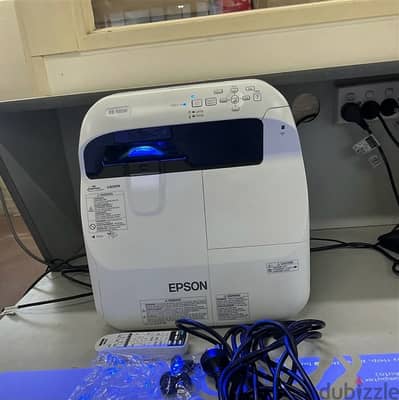 بروجكتور الترا شورت ثرو Epson EB-585W بحالة ممتازة - للبيع