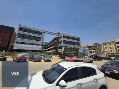 عياده 170م للبيع  في التجمع الخامس  امام الجامعة الامريكية وبين POINT 90 MALL و THE SPOT MALL