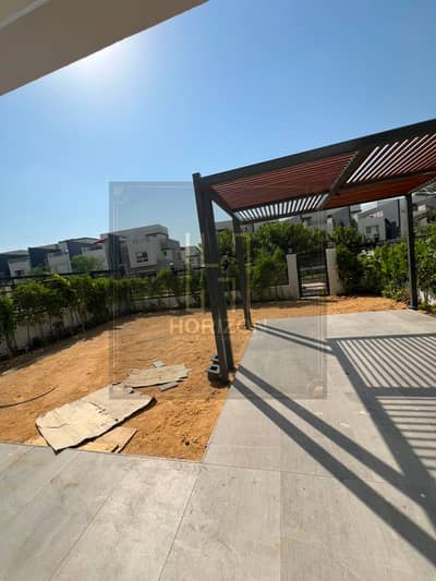semi furnished town corner 3rooms + Elevator for rent in Hyde Park Compound.