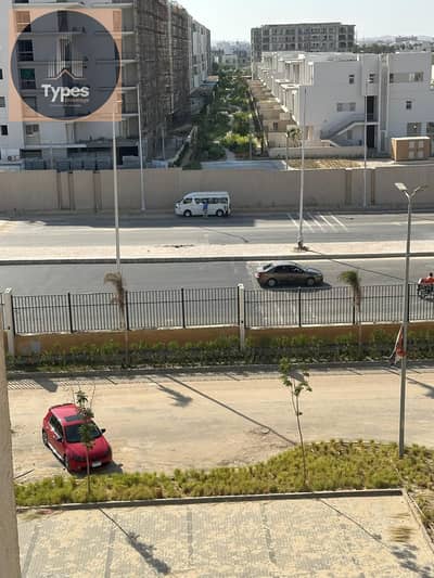 شقة للبيع 130 متر في بليس جيت الشيخ زايد اوبن فيو علي الفلات غير  مجروح  بحري متشطبه استلام فوري