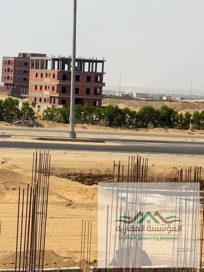 ارض اسكان متميز  للبيع في اكتوبر قرب سكن مصر , خطوات لطريق الواحات