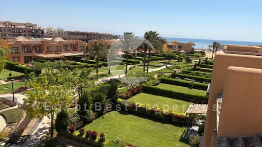بسعر لقطة 3 غرف+روف 120م فيو بحر وحمام سباحة بالفرش دوبلكس للبيع في ماونتن فيو السخنة 2