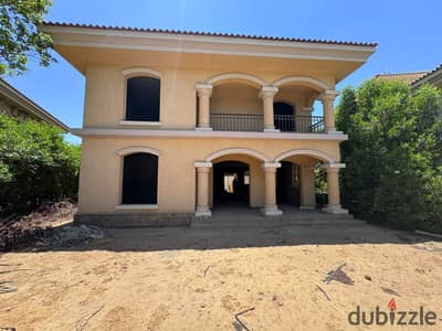 Detached villa for sale in Madinaty (Model G); 580m² land area, overlooking a wide garden—an exceptional deal.