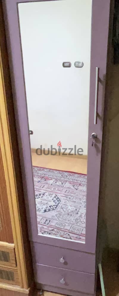 دولاب تخزين للمتعلقات الشخصيه مرايا بالمفتاح جديد مكملش سنه