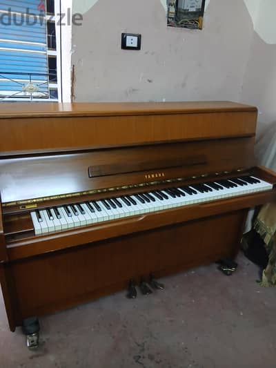 بيانو رأسي ياماها (Yamaha Upright Piano) ياباني أصلي للبيعM1