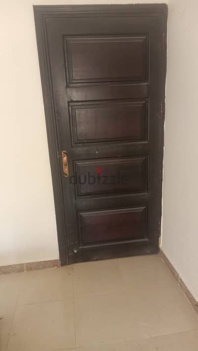 باب شقة خلع كالجديد