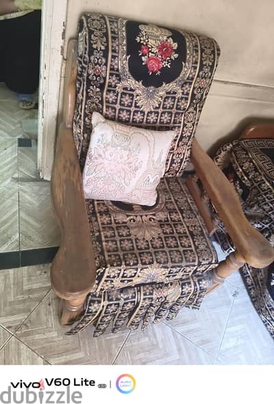 كنبة سرير وكرسين  ونجفة