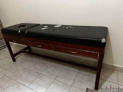 سرير علاج طبيعي او مساج