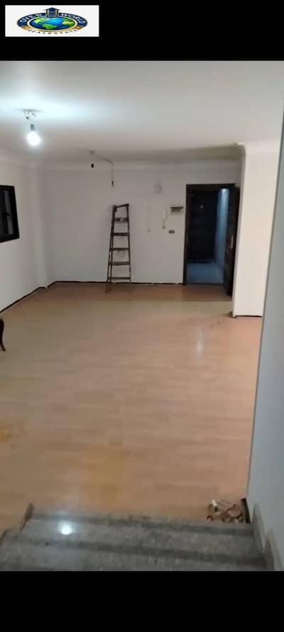 شقة قانون جديد للإيجار المعادي الجديدة متفرع من شارع النصر شارع رئيسي  تتكون من ثلاث غرف نوم و ريسبشن ثلاث قطع 2 حمام ومطبخ  العمارة علي ناصيتين  , حارس و اسانسير ، ٣ بلكونة و شباك  الوميتال بعرض الواجهه في الرسيبشن    دور تانى اسانسير   مساحه ١٩٠ متر ٣