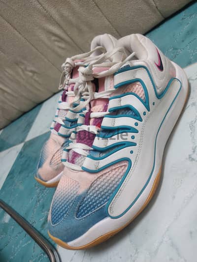 Basketball shoes