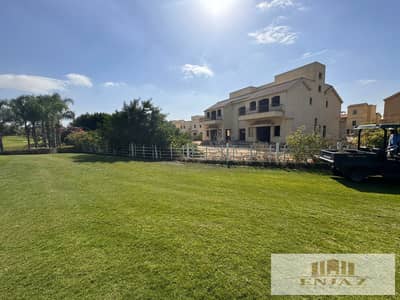 فيلا للبيع في مدينتي نموذج القصور تطل علي الجولف مباشرا 6 نوم بمساحه الارض 1750 م