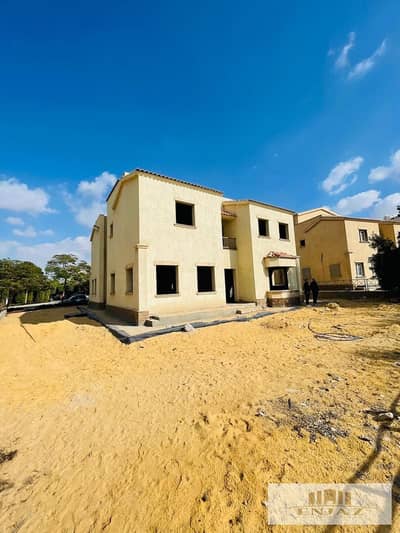 فيلا للبيع في مدينتي نموذج V استلام فوري فيو علي  وايد جاردن بمساحه ارض 1000متر