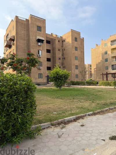 شقه للبيع في الحي الترفيهي  دور تاني علي الطريق الرئيسي بسعر ممتاز