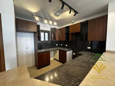 شقة للايجار بالمطبخ تشطيب فندقي في اللوتس الجديده _ القاهرة الجديدة  امام مول rooc gold مباشرةً ، خطوات من شارع النوادي ومحور بن زايد