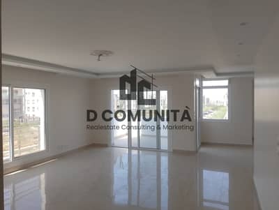 شقة سكنية فاخرة للإيجار اول سكن بالمطبخ والتكيفات فيو مفتوح في كمبوند هايد بارك بالتجمع الخامس ولوكيشن مميز