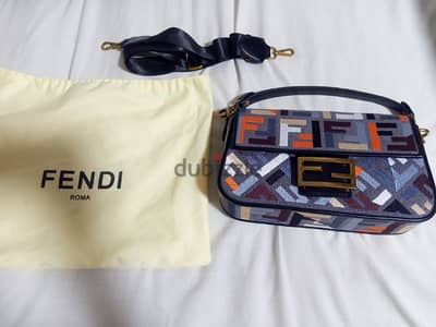 شنطة Fendi جديدة بكل تفاصيلها واسمها محفور عليها