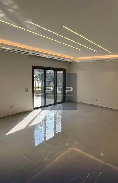 شقة بجاردن للإيجار تشطيب فاخر بالتكييفات والمطبخ في كمبوند سوديك إيست تاون Eastown Sodic New Cairo