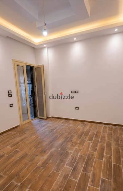 شقة للإيجار | كمبوند تاون رزيدنس - الأندلس   *Apartment for Rent - Town Residence Compound - New Cairo*   المساحة: 170م²  الطابق الأرضي    أول سكن  3 غرف نوم منهم غرفة ماستر بدريسينج روم وحمام   2 حمام   ريسبشن   مطبخ   غاز طبيعي + خط تليفون أرضي + إنترنت