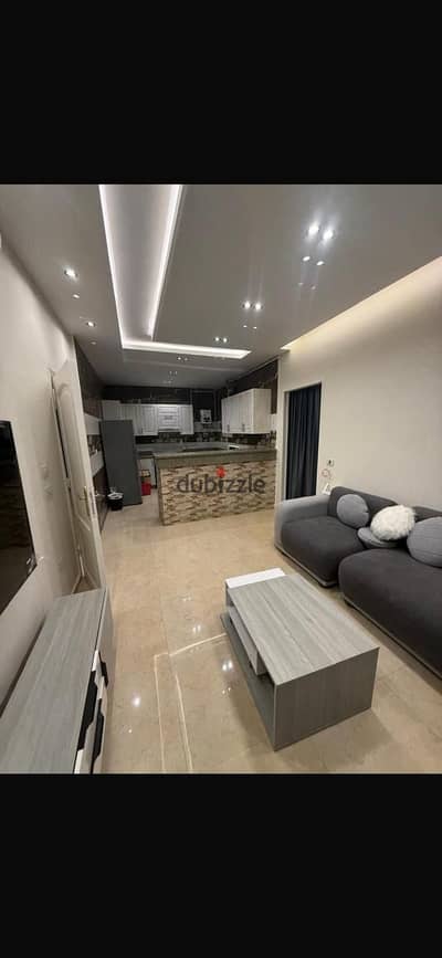 شقة دور أرضي مرتفع بحديقة خاصة | اللوتس الجنوبية - التجمع الخامس   *Ground Floor Apartment with Private Garden | South Lotus - Fifth Settlement*    دور أرضي مرتفع -  مدخلين منفصلين: مدخل خاص من الحديقة + مدخل العمارة   3 غرف نوم: كلهم ماستر بحمام خاص   ري