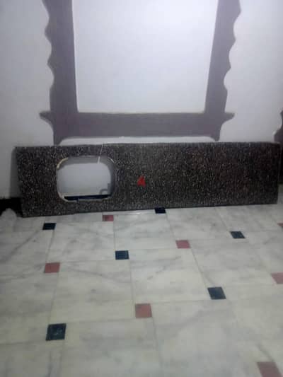 رخامه مطبخ جيرانيت مستعمله حالتها جيده حوالي ٢ متر طول في 65 سم عرض