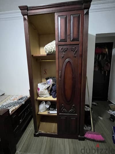 غرفه نوم  مكونه من ٢ سرير ودولاب