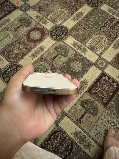 آبل - آيفون 16 برو