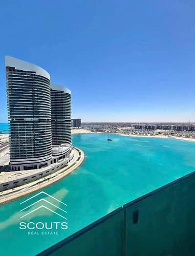 استلم فوري بعائد استثماري بالدولار صف اول علي البحر شاليه للبيع في ابراج العلمين تشطيب كامل ultra super luxe + تكييفات كل الغرف تطل علي البحر