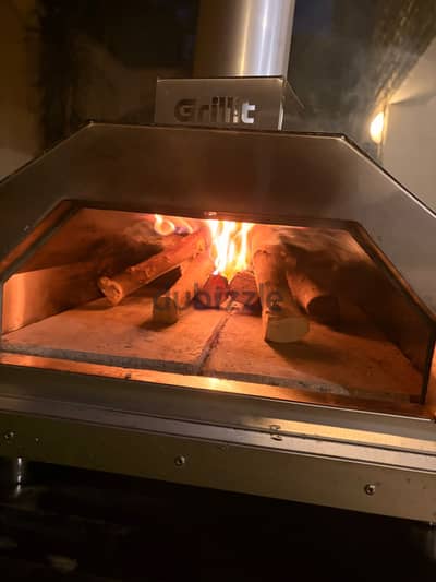 Wood-fired pizza oven فرن بيتزا يعمل بالحطب