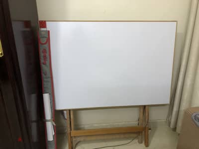 بوردة رسم هندسي ٨٠*١٢٠ بحالة ممتازة