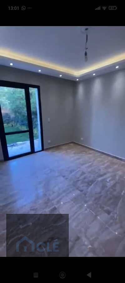 شقة الترا سوبر لوكس نصف مفروش بالمطبخ و التكييفات بحديقة خاصة للايجار باقل سعر في كمبوند ايستاون بالتجمع الخامس , مساحة 148 م غرفتين نوم و غرفة مربية