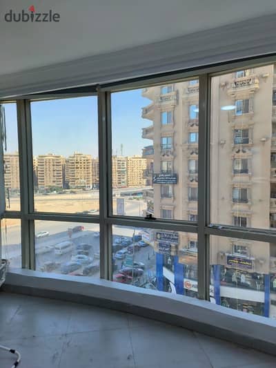 مساحة اداريه مميزة للايجار 240 م مرخص مكيف شارع كارفور الرئيسي المعادى لكبري الشركات