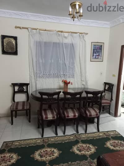 شقة مفروشة سكني جميع الاجهزة بحري ببلكونة وغير مجروحة  علي شارع واسع