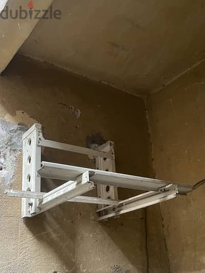 Air conditioner bracket