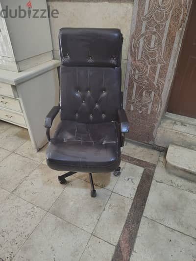 اثاث مكتبي بحالة جيدة جدا ٣ مكاتب خشب و كراسي جلد استقبال