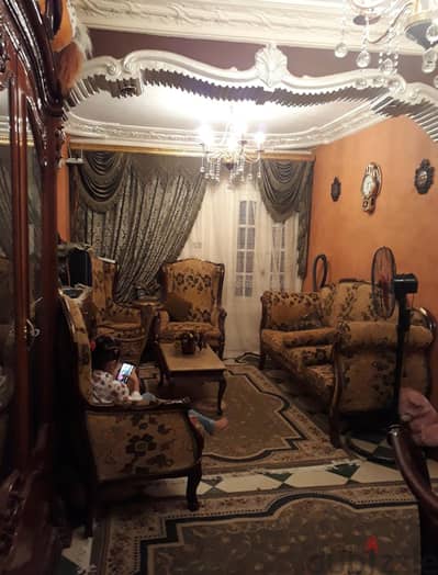 انتريه 4 كرسى وكنبه وثلاث طاولات