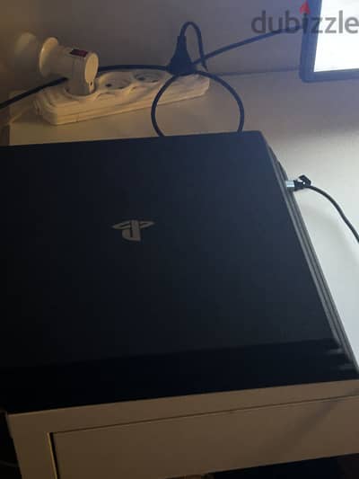 Ps4 pro used + 3 دراعات اصليين وعشر العاب