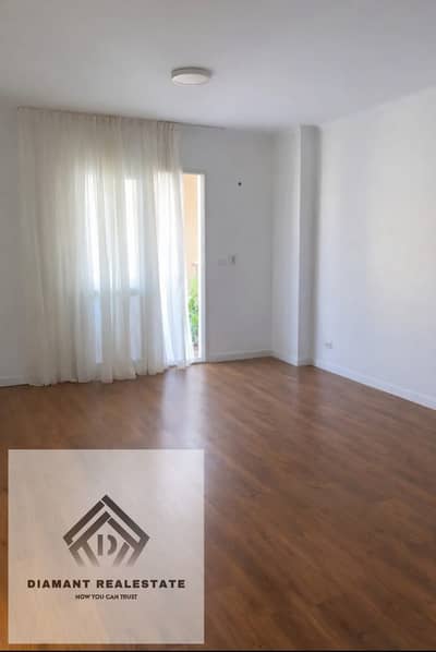 شقه 3غرف مبنيه استلام فوري جاهزه علي السكن في العاصمه بمقدم 615,000 فقط بجوار الجامعه البريطانيه بالتقسيط علي 10سنين