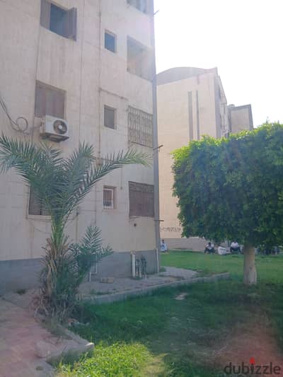 شقة للايجار مفروش أرضي مرتفع بموقع رائع على ميدان وبالقرب من ز٨يروكس والمدرسة الثانويه بنات