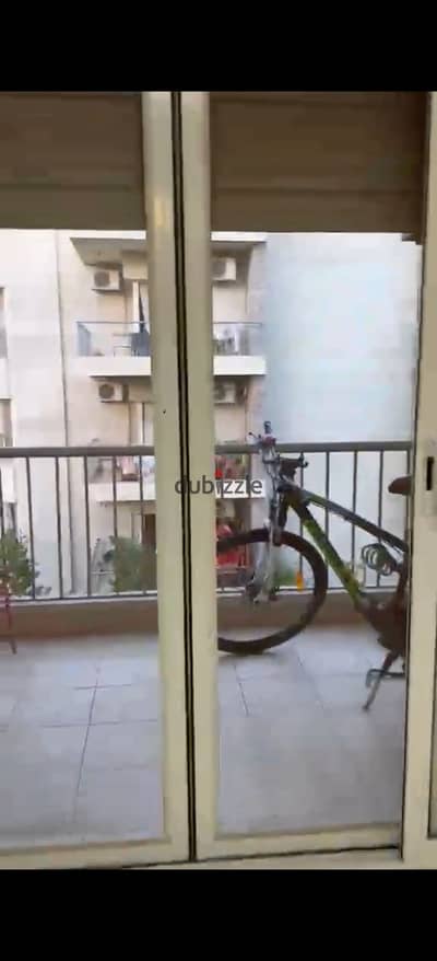 شقة للايجار ١١٢متر بكمبوند ذا ادرس بالشيخ زايد ١١٢ متر للإيجار لأسرة مدة طويلة.   الشقة بحرية شرقية، ومكونة من ٢نوم وريسبشن وحمامين ومطبخ وتراسين.   شاملة المطبخ والبوتجاز والفرن والشفاطات والسخانات،