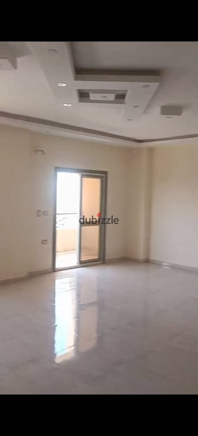 For rent, a distinctive apartment within the Zayed Heights compound, at the entrance of 3 and the Dahshour link, minutes from Arkan Mall and the axis. Third floor, elevator is operational. Area 200m (two pieces of reception and American kitchen – 3 bedrooms including a master room, air conditioned –