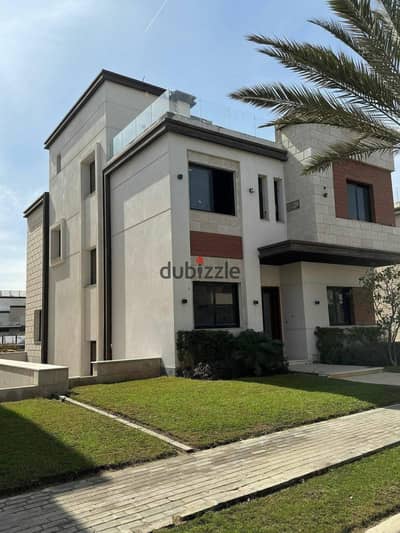 بالسعر القديم فيلا كورنر في كمبوند ازار ب التجمع دقايق من الجامعة الامريكية فيو مميز علي اللاند سكيب و مساحات خضراء واسعة