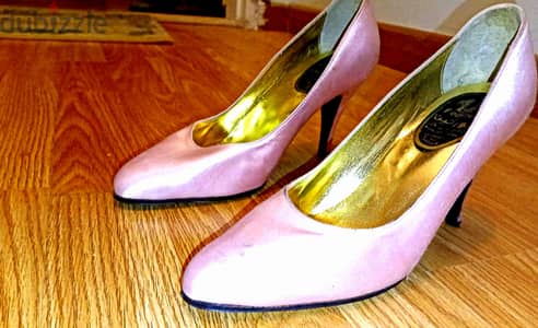 حذاء اثرى ملكى قديم حذاء كلاسيكي (Pumps) ذو كعب عالٍ باللون الوردى