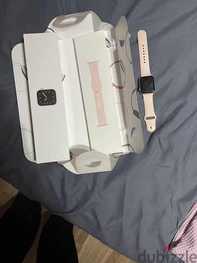 Apple Watch Series 5 مقاس 44mm بحالة جيدة جداً مع العلبة والشاحن الأصلي