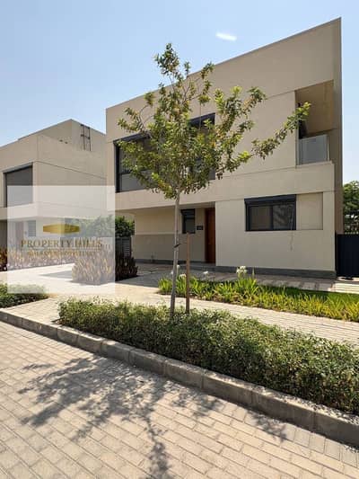 A distinctive villa at the old price ready for viewing at any time with an area of 220 meters + garden in Al-Shorouk next to Sodic East
