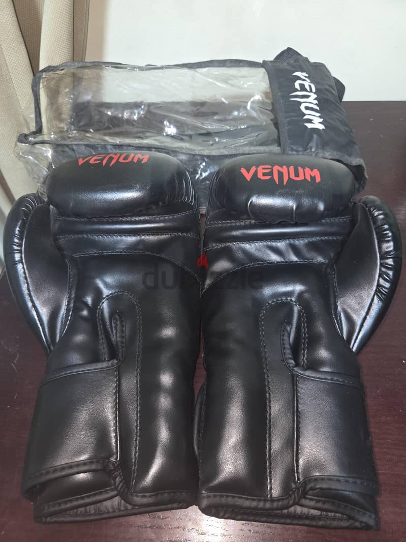 Venom Boxing Gloves 10 oz 1