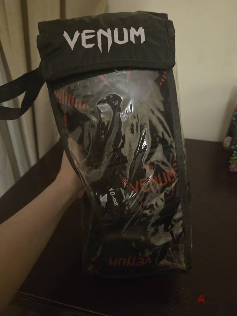 Venom Boxing Gloves 10 oz 2